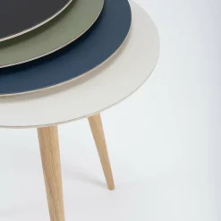 Table d'appoint ronde en chêne et plateau en linoléum noir 45 cm Arp - Gazzda