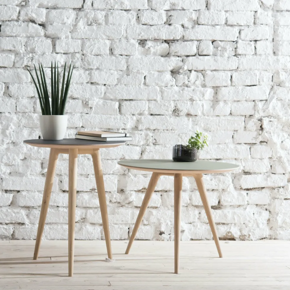 Table d'appoint ronde en chêne et plateau en linoléum olive foncé 45 cm Arp - Gazzda