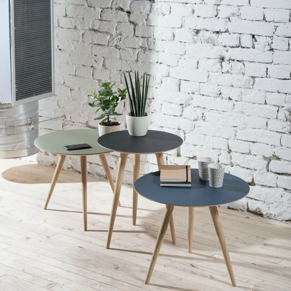 Table d'appoint ronde en chêne et plateau en linoléum olive foncé 45 cm Arp - Gazzda