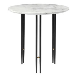 Table d'appoint ronde en marbre blanc et base en laiton noire 50 cm IOI - Gubi
