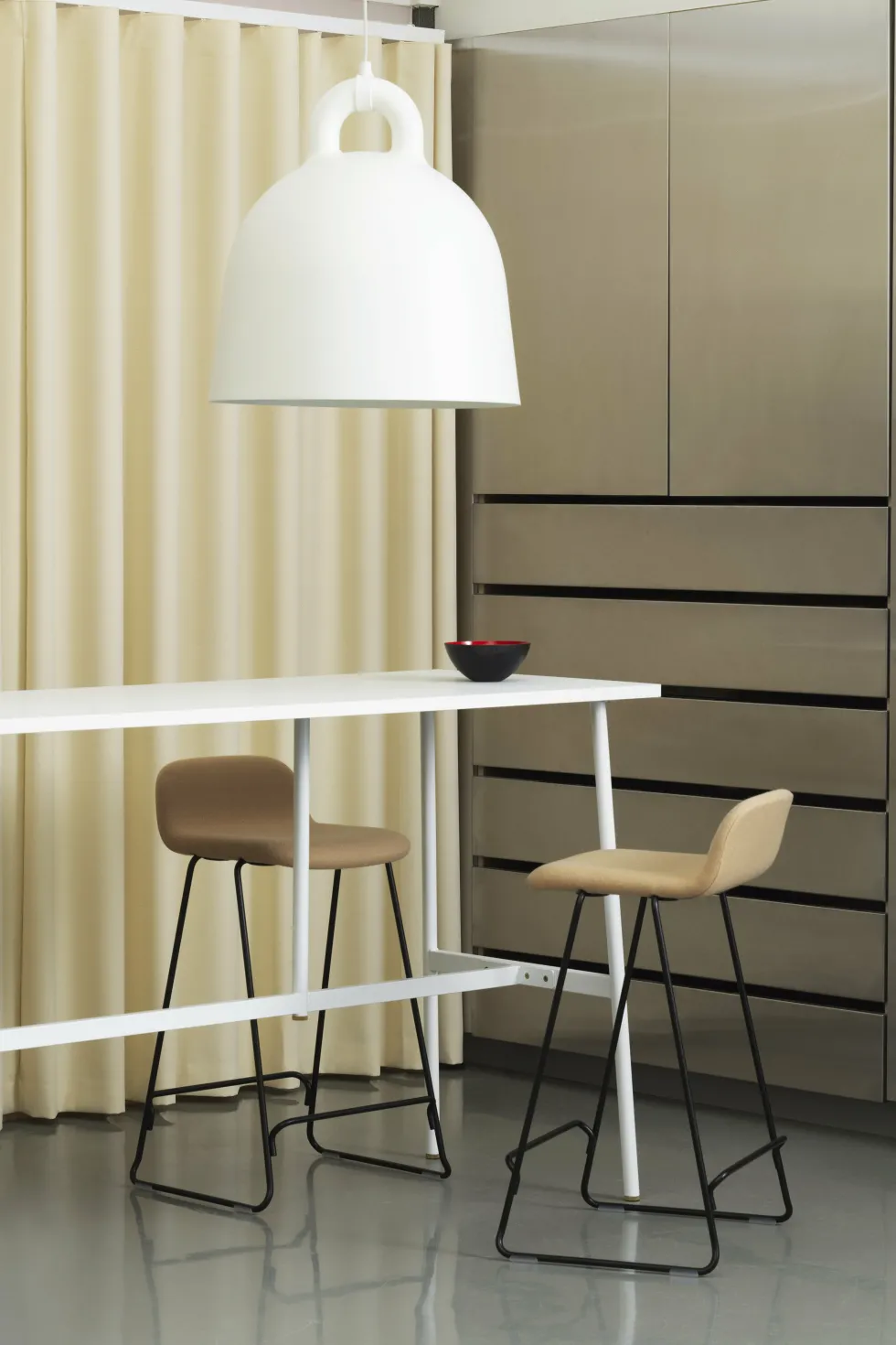 Table de bar en stratifié et laiton blanc 190 x 90 cm Union blanc - Normann Copenhagen