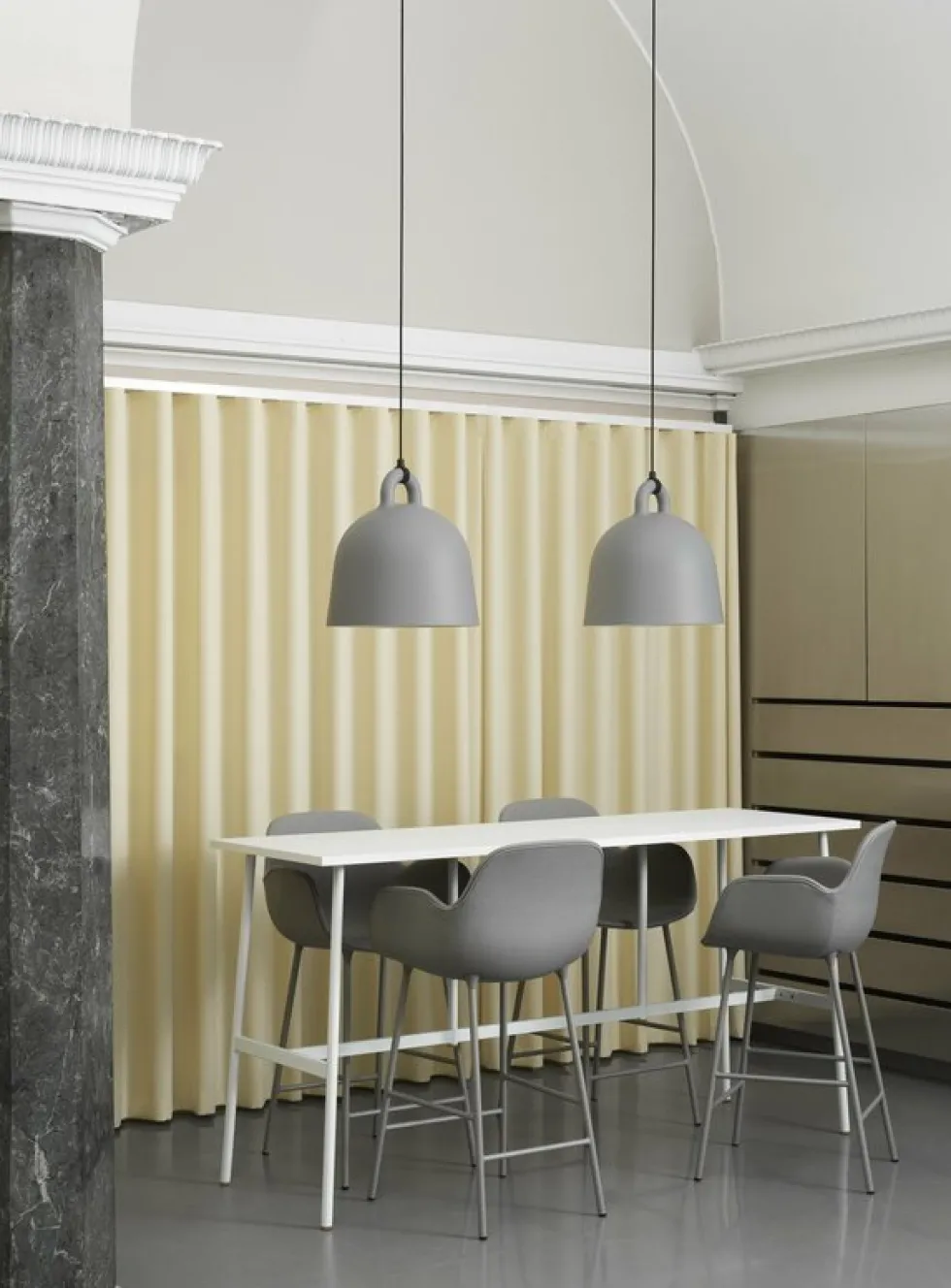 Table de bar en stratifié et laiton blanc 190 x 90 cm Union blanc - Normann Copenhagen