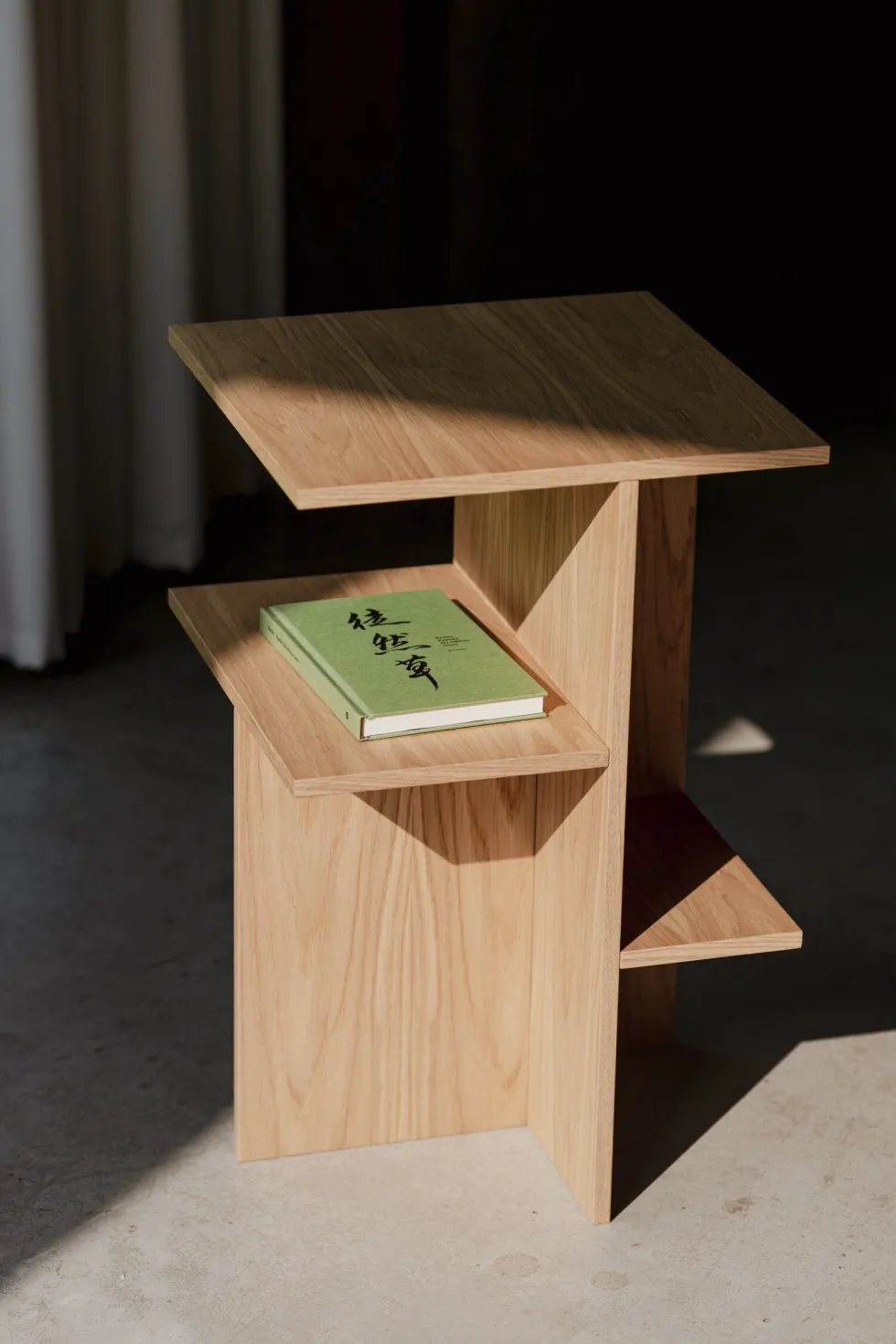 Table de chevet en chêne Atik - noo.ma