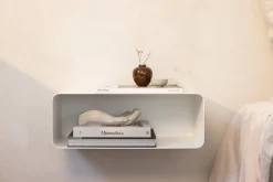Table de chevet suspendue en acier blanc 47x17x25cm Nelio - Metallbude