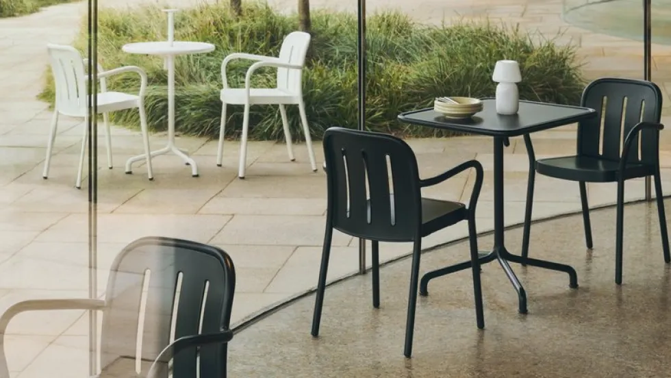 Table de jardin carrée en aluminium laqué gris anthracite 55x55x74cm Deville - HAY