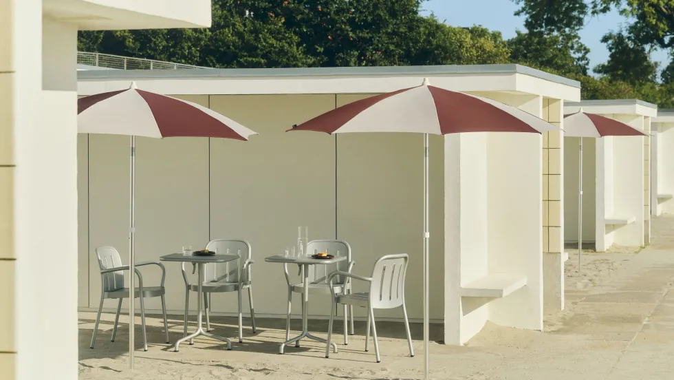 Table de jardin carrée en aluminium laqué gris argenté 55x55x74cm Deville - HAY