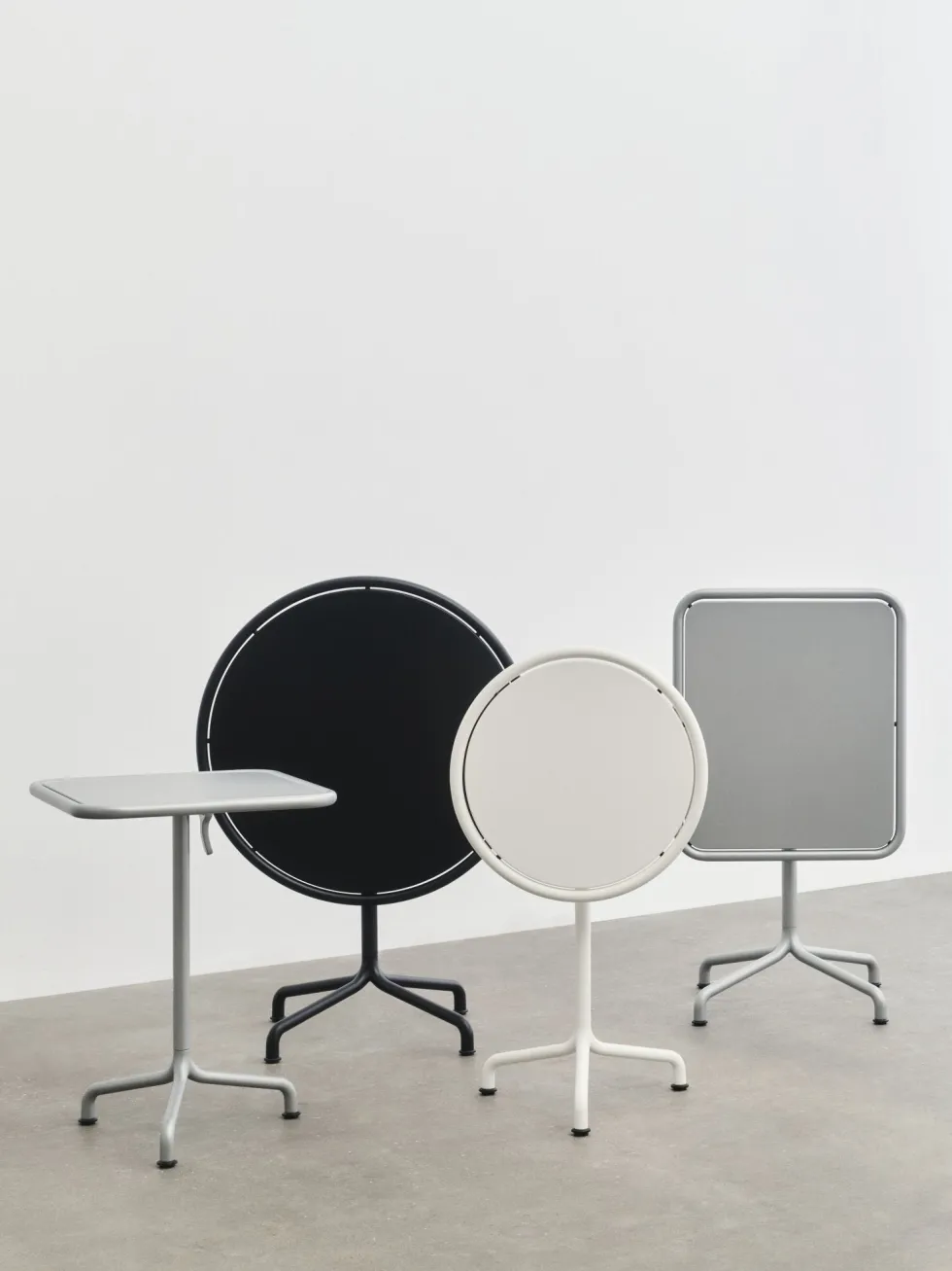 Table de jardin carrée en aluminium laqué gris argenté 55x55x74cm Deville - HAY