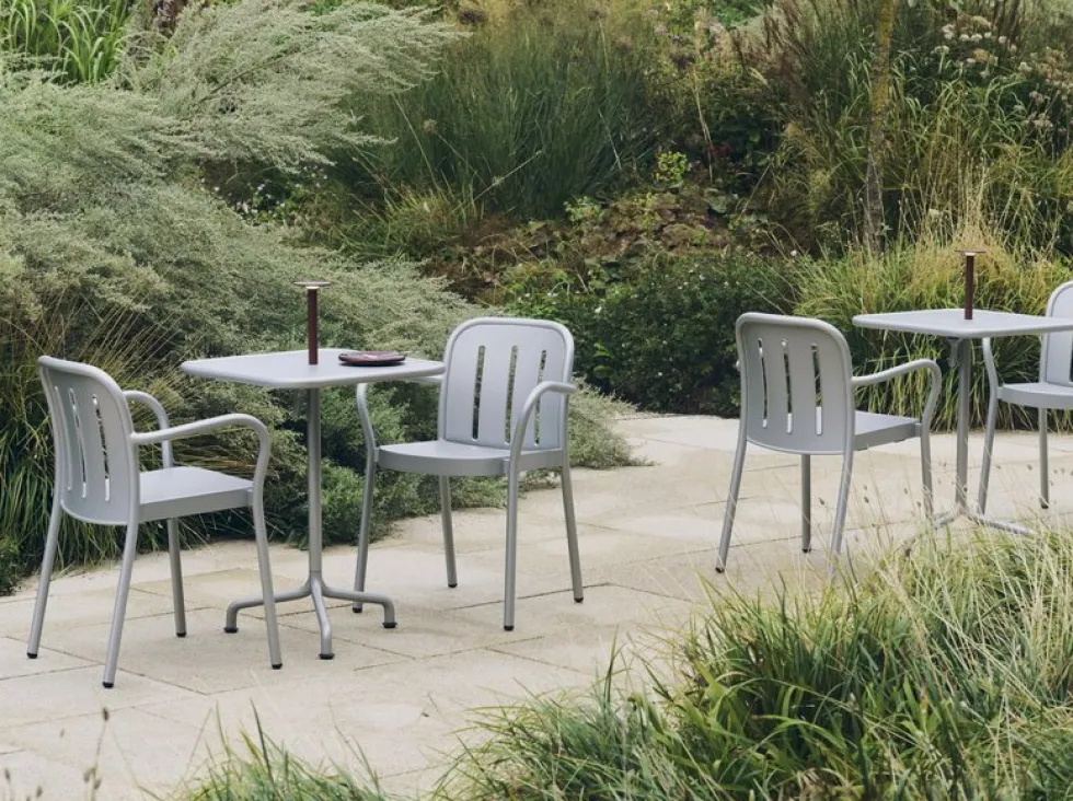Table de jardin carrée en aluminium laqué gris argenté 55x55x74cm Deville - HAY