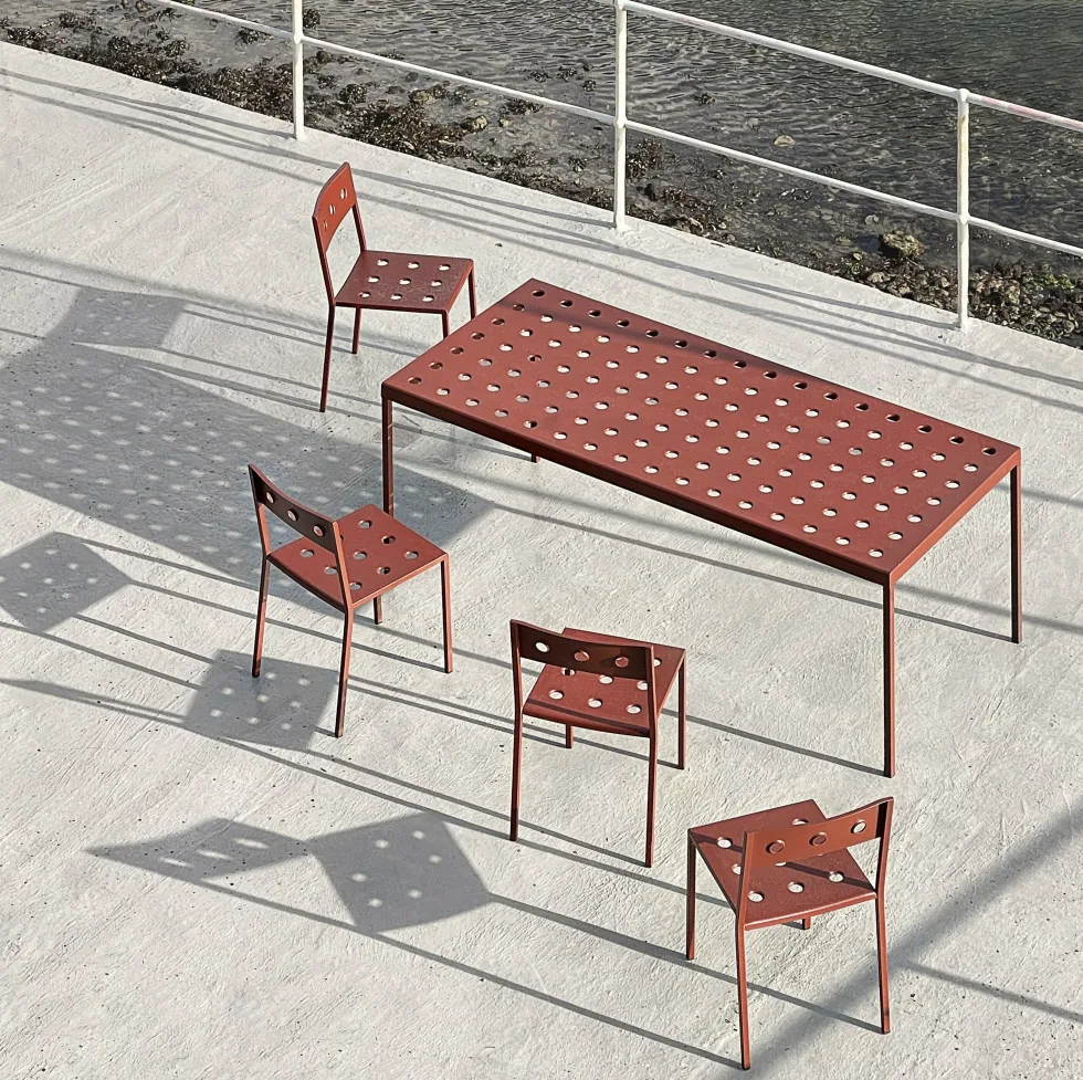 Table de jardin rectangulaire en acier anthracite 144 x 76 cm Balcony - HAY