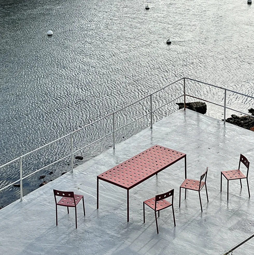 Table de jardin rectangulaire en acier rouge 144 x 76 cm Balcony - HAY
