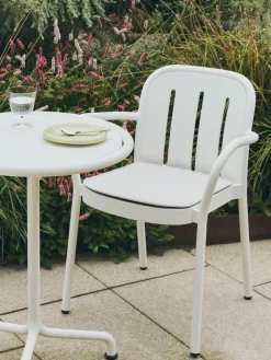 Table de jardin ronde en aluminium laqué blanc cassé 55x74cm Deville - HAY