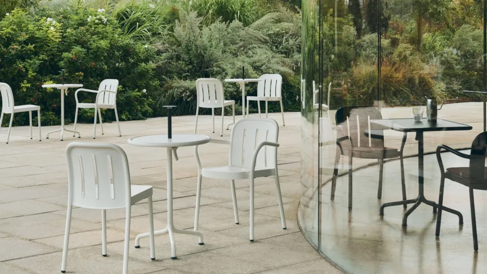 Table de jardin ronde en aluminium laqué blanc cassé 55x74cm Deville - HAY