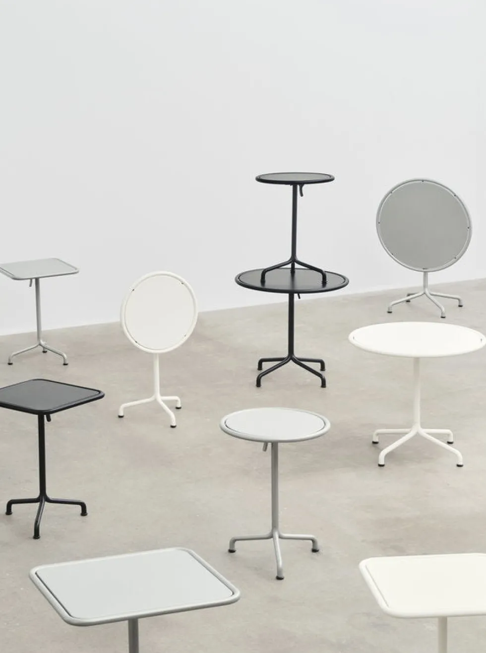 Table de jardin ronde en aluminium laqué gris anthracite 55x74cm Deville - HAY
