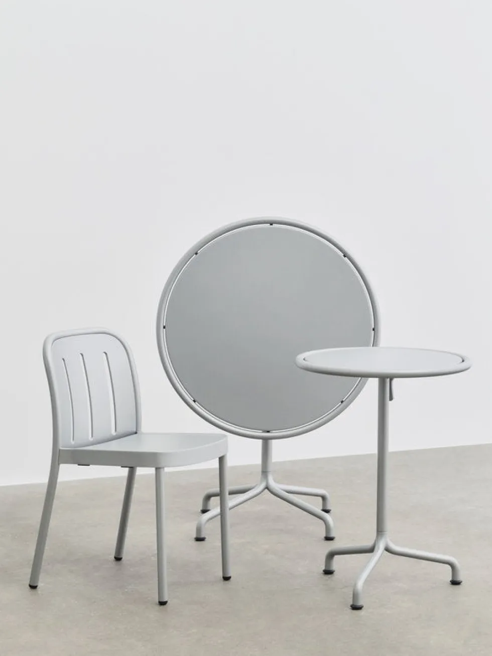 Table de jardin ronde en aluminium laqué gris argenté 55x74cm Deville - HAY