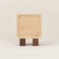 Table de nuit en bois massif d'hévéa et frêne naturel 40x35x52cm Heju x Nobodinoz - Nobodinoz