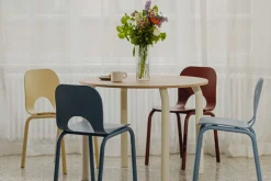Table de salle à manger ronde en chêne et pieds rouge auburn 100cm Meko - noo.ma