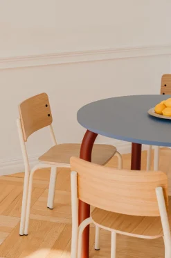 Table de salle à manger ronde en chêne et pieds rouge auburn 100cm Meko - noo.ma