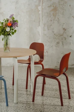 Table de salle à manger ronde en chêne et pieds rouge auburn 100cm Meko - noo.ma