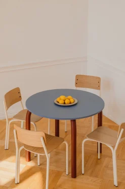 Table de salle à manger ronde en chêne et pieds rouge auburn 100cm Meko - noo.ma