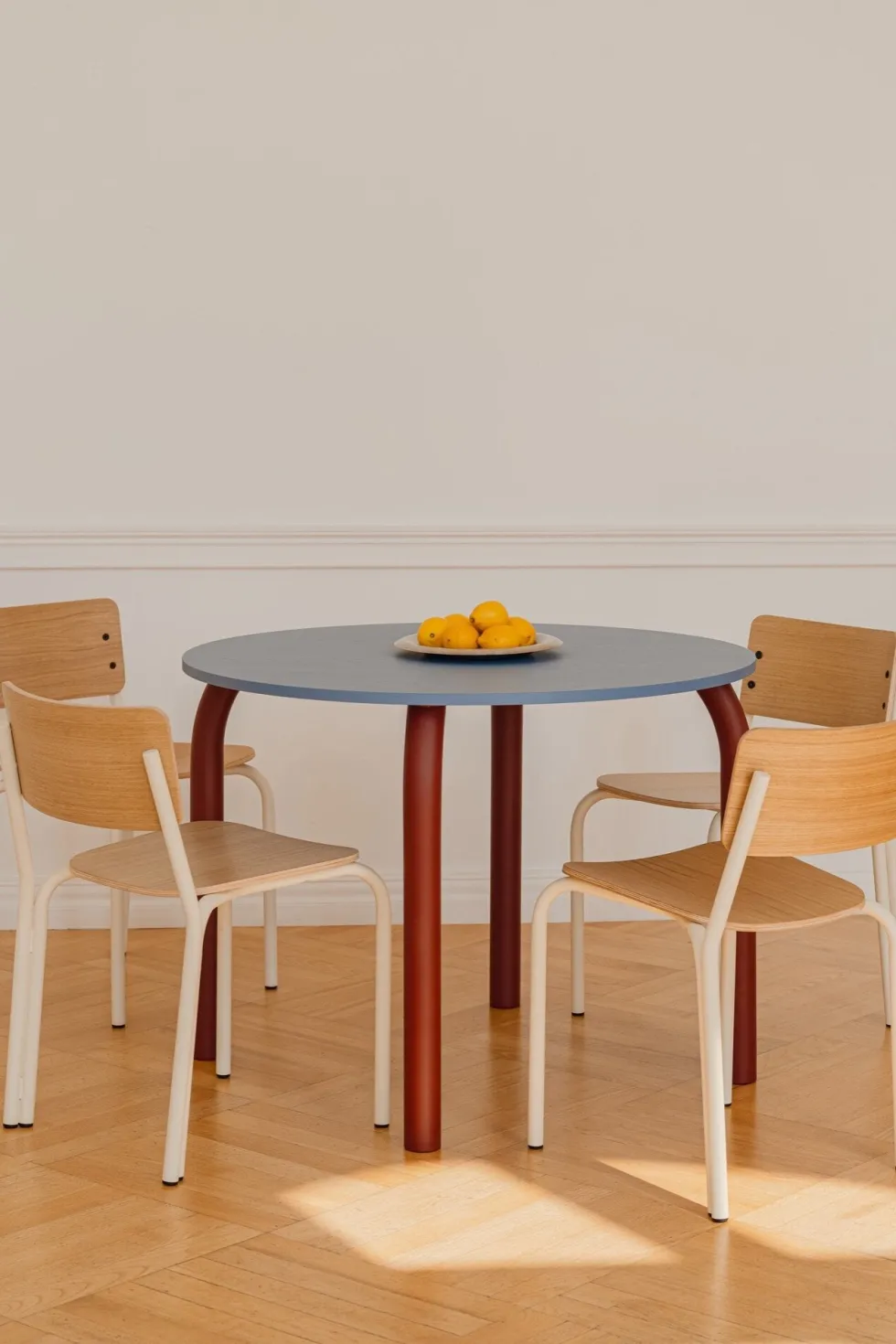 Table de salle à manger ronde en chêne et pieds rouge auburn 100cm Meko - noo.ma