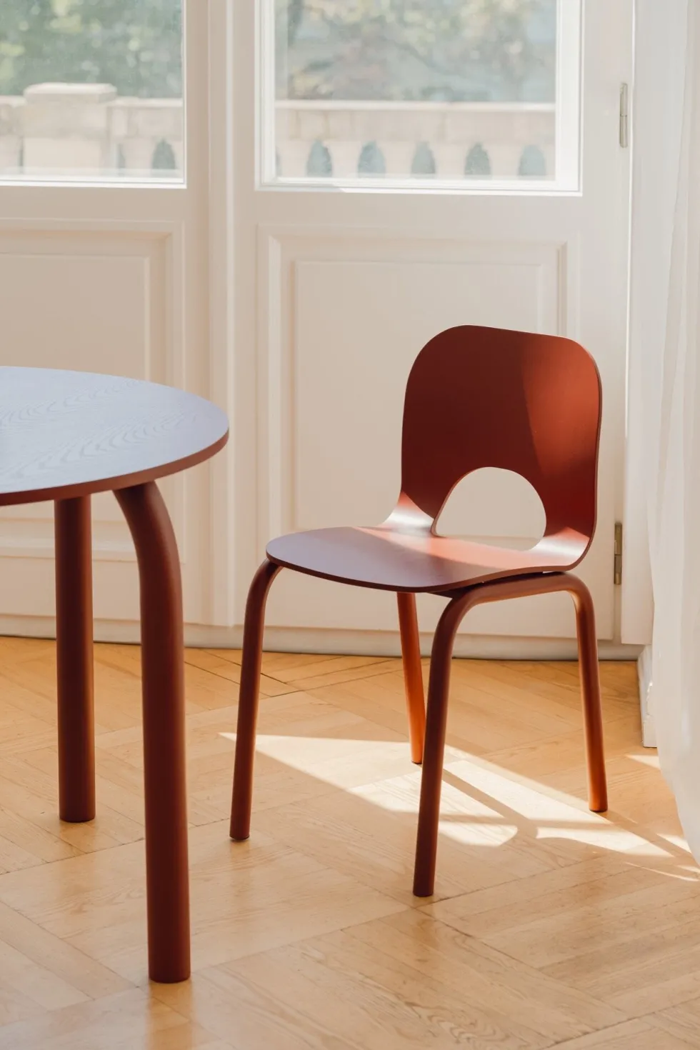 Table de salle à manger ronde en chêne et pieds rouge auburn 100cm Meko - noo.ma