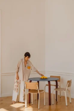 Table de salle à manger ronde en chêne et pieds rouge auburn 100cm Meko - noo.ma