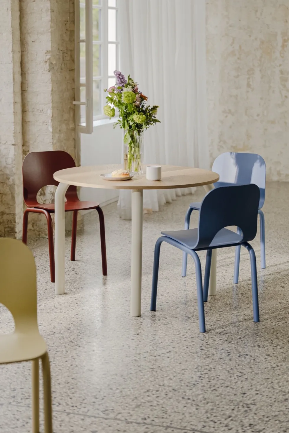 Table de salle à manger ronde en chêne et pieds rouge auburn 100cm Meko - noo.ma