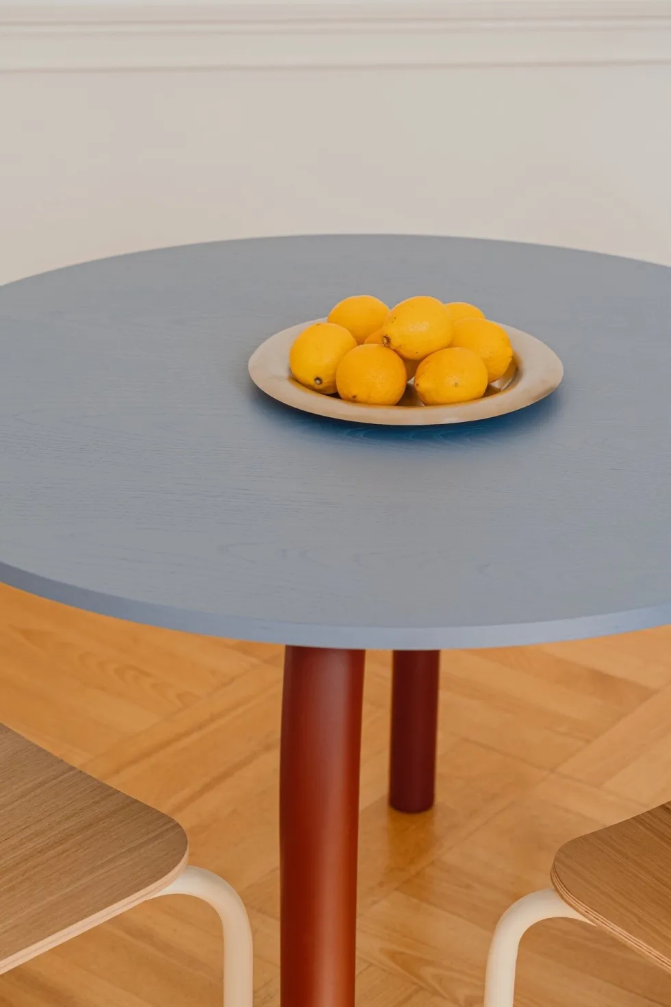 Table de salle à manger ronde en chêne et pieds rouge auburn 100cm Meko - noo.ma