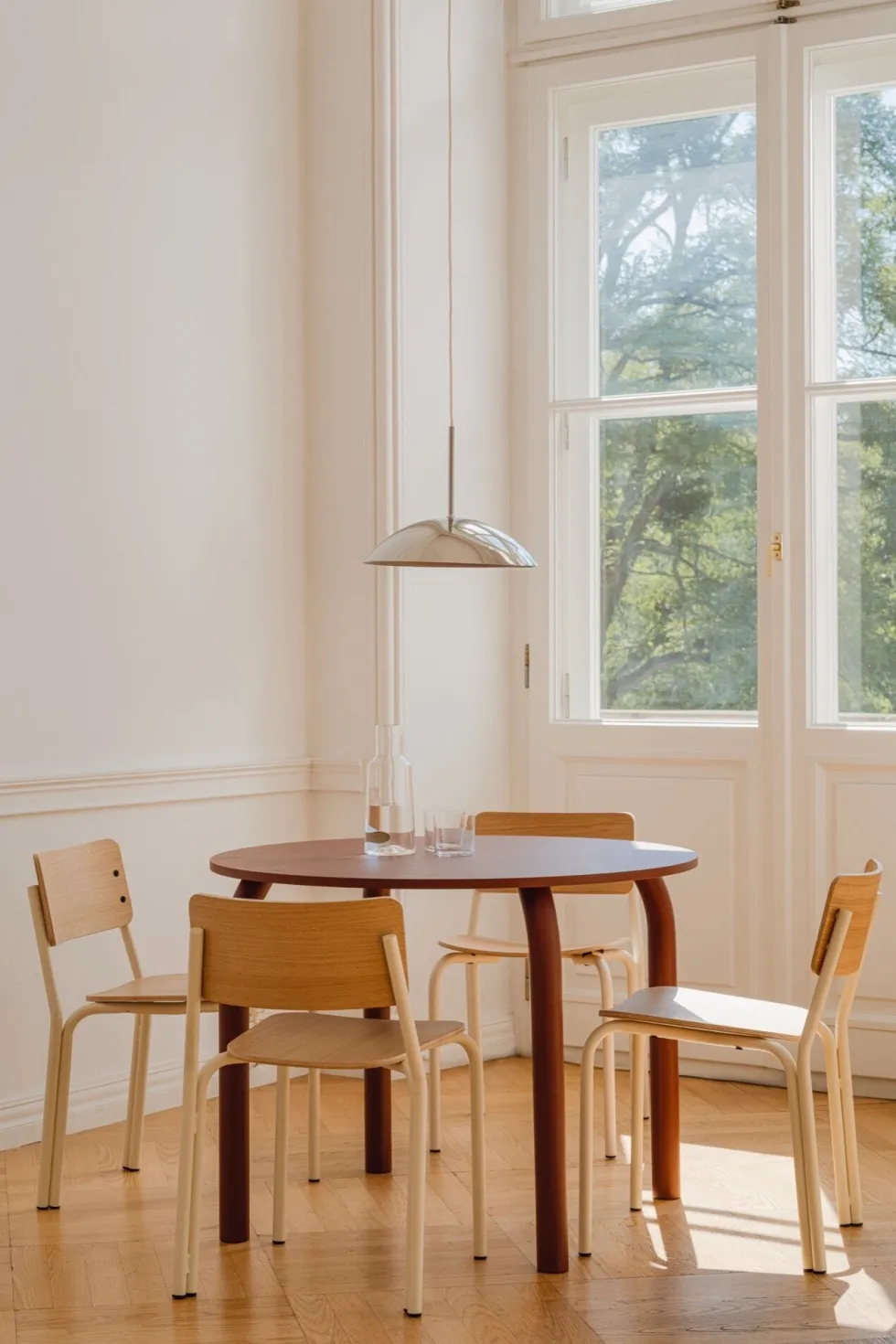 Table de salle à manger ronde en frêne rouge auburn 100cm Meko - noo.ma