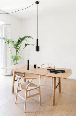 Table en chêne et pieds noirs SAVIA - Woodendot