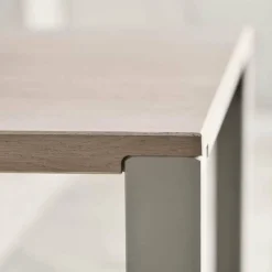 Table en chêne massif huilé pigmenté blanc et acier laqué gris 130 x 130 cm Link - Bolia