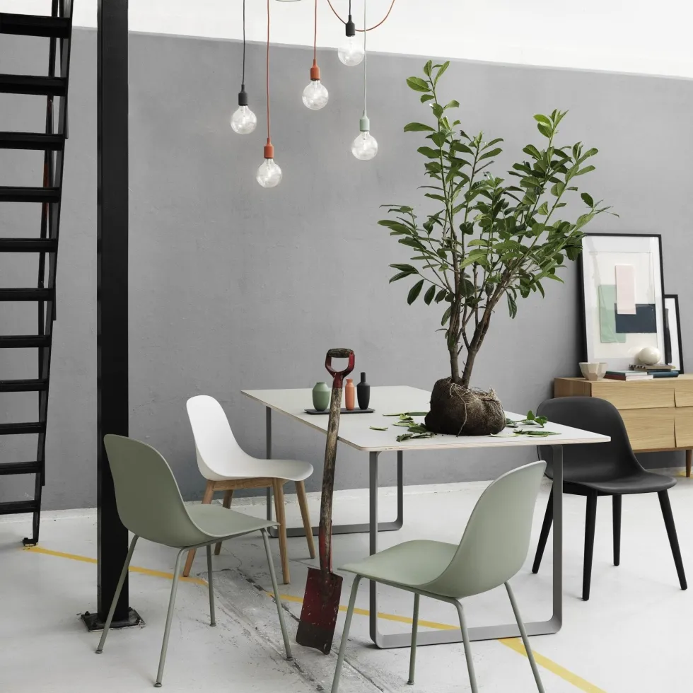 Table en chêne piétement noir 225 cm 70-70 - Muuto