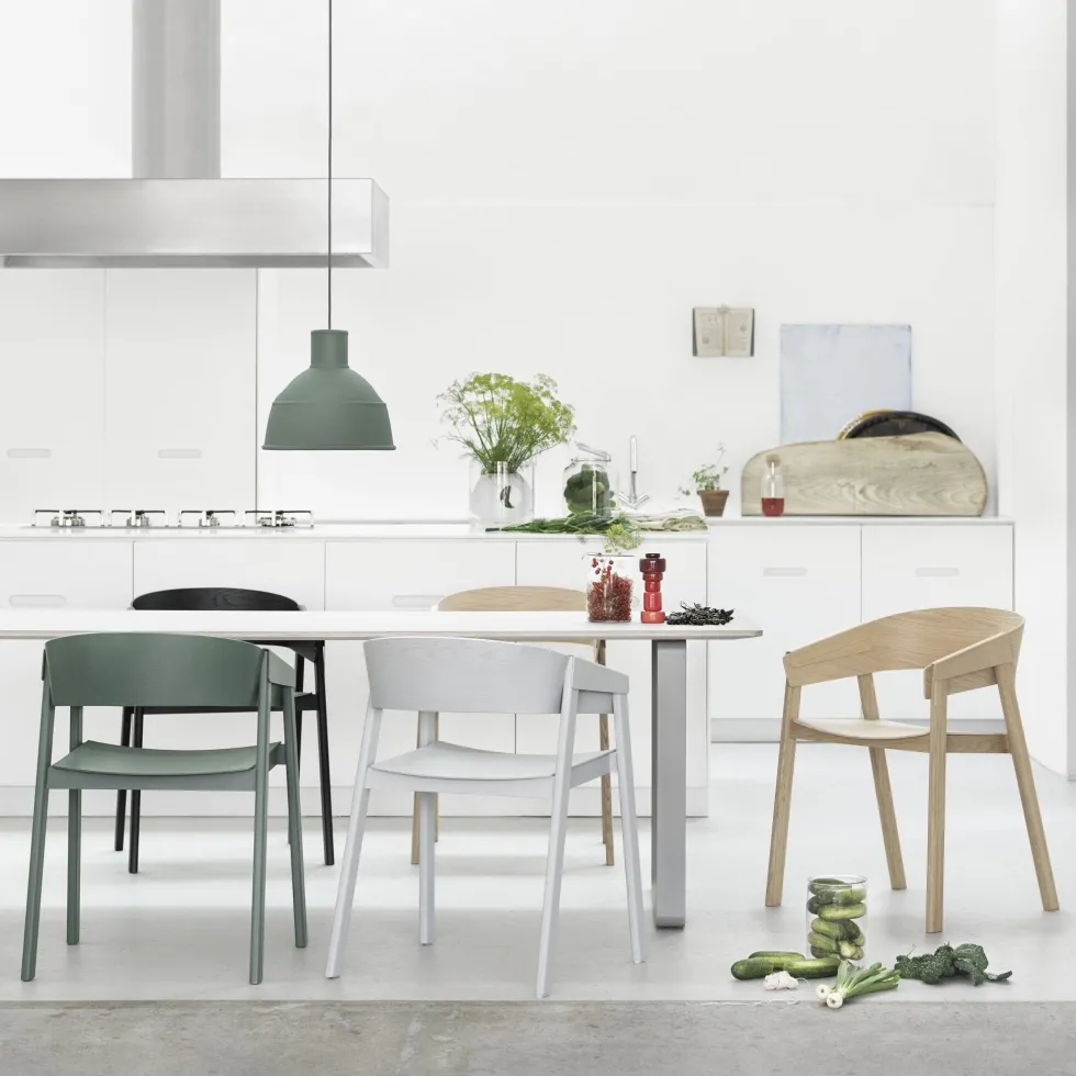 Table en chêne piétement noir 225 cm 70-70 - Muuto