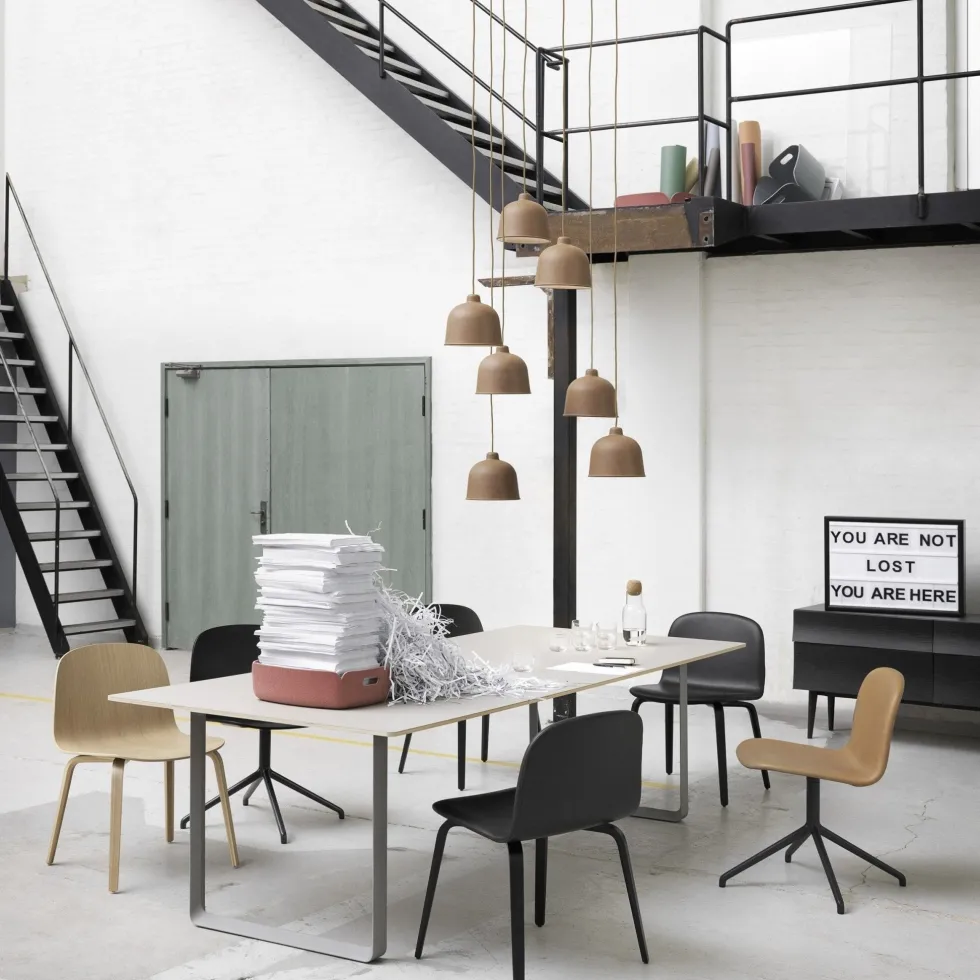 Table en chêne piétement noir 225 cm 70-70 - Muuto