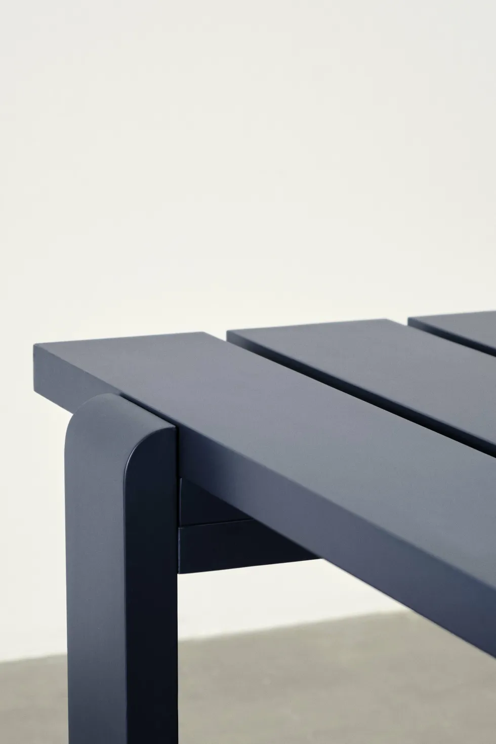 Table en pin laqué bleu métal 230 x 83 x 74 cm Weekday - Hay
