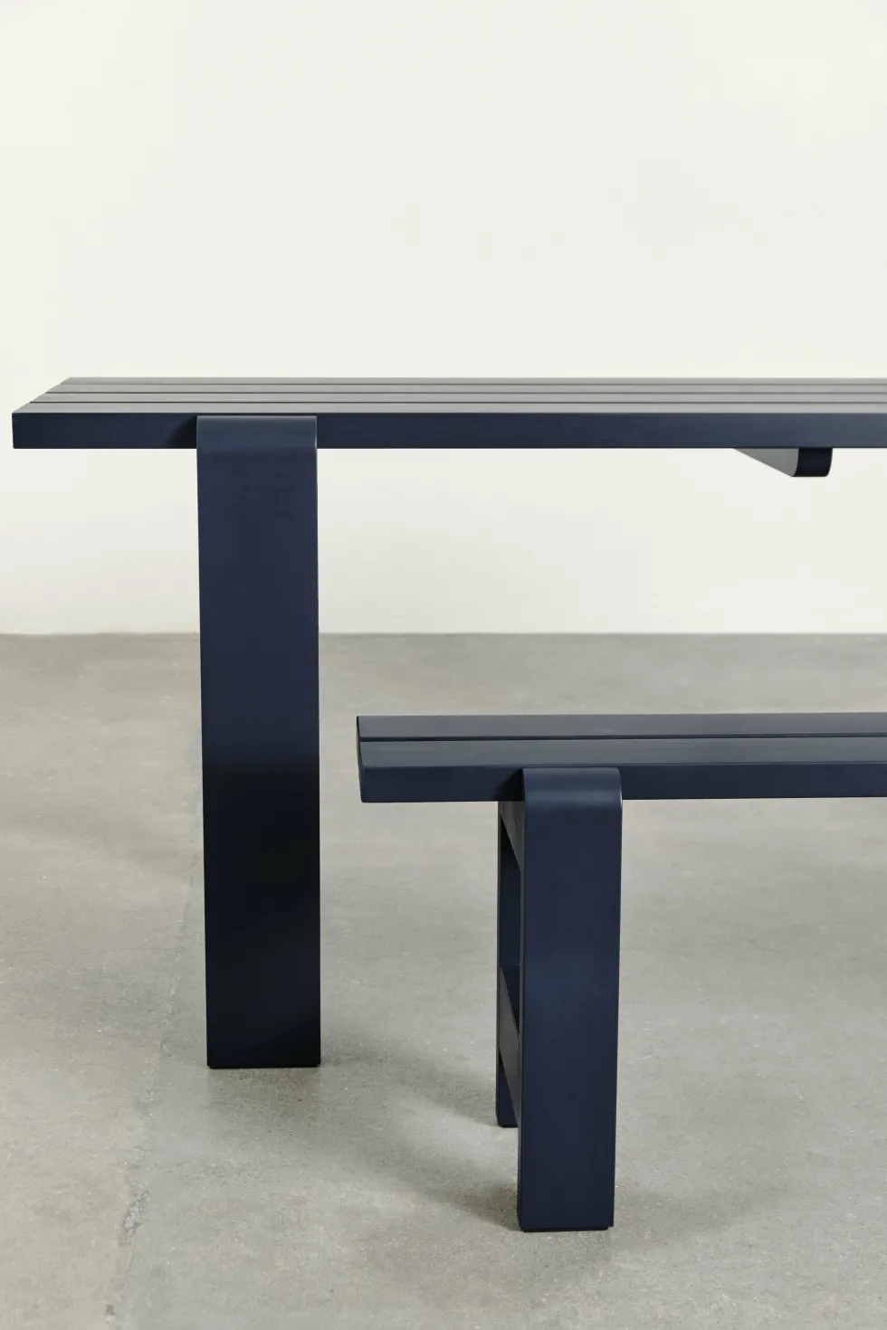 Table en pin laqué bleu métal 230 x 83 x 74 cm Weekday - Hay