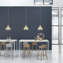 Table haute en chêne contreplaqué et piétement noir 50 x 190 x 95 cm Base - Muuto