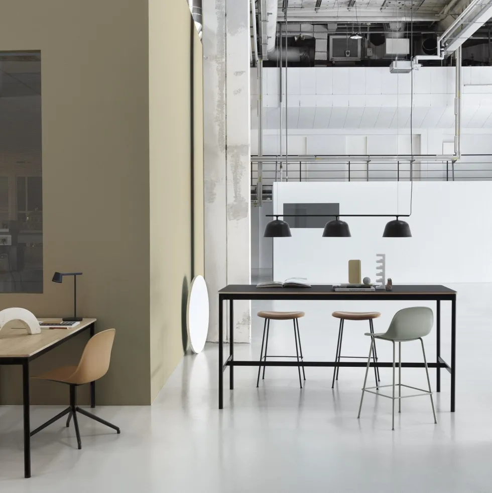 Table haute en chêne contreplaqué et piétement noir 50 x 190 x 95 cm Base - Muuto