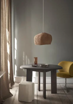 Table à manger asymétrique en hêtre marron foncé 115 cm Tarn - Ferm Living