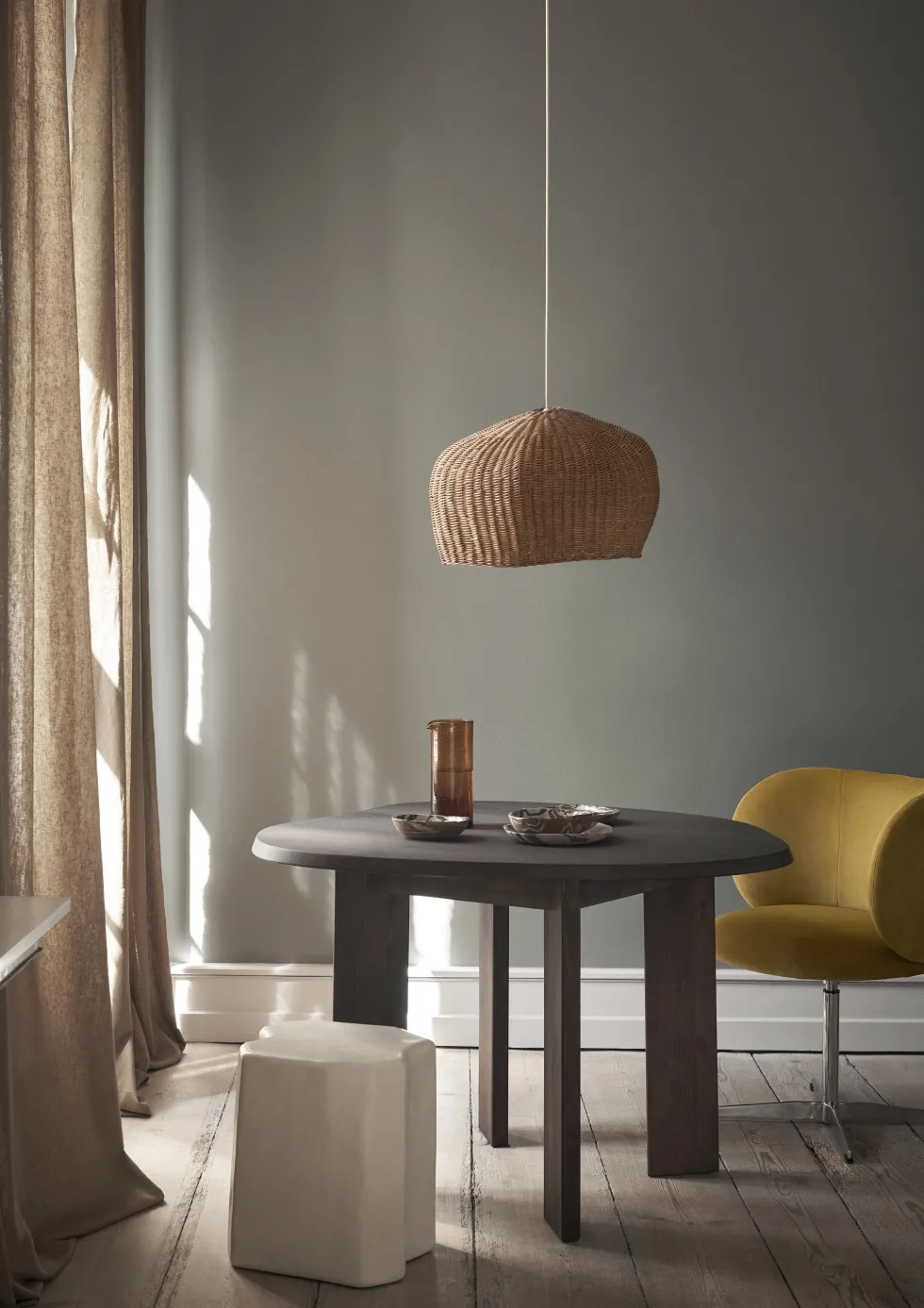 Table à manger asymétrique en hêtre marron foncé 115 cm Tarn - Ferm Living