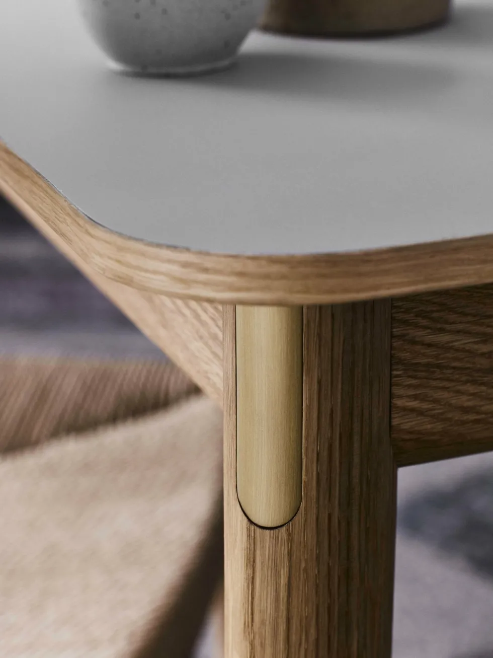 Table à manger avec rallonge en chêne fumé gris stratifié Fenix 180 à 280 cm Patch HW1 - &Tradition