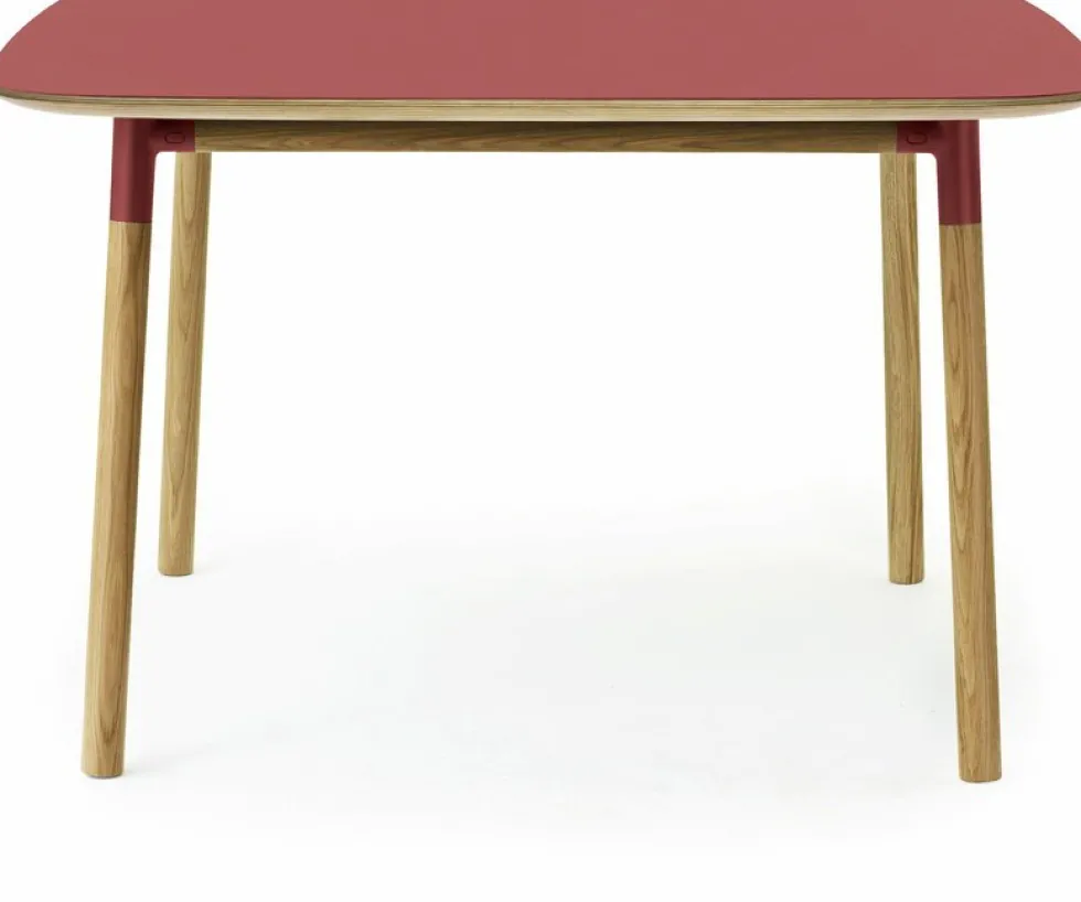 Table à manger carrée en chêne et lino rouge 120 x 120 cm Form - Normann Copenhagen