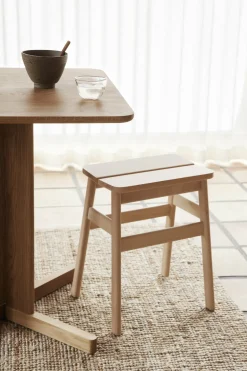 Table à manger carrée en chêne naturel 68 x 68 cm Quatrefoil - Form & Refine