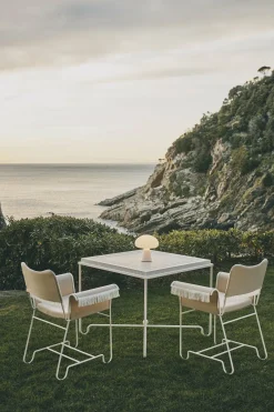 Table à manger de jardin blanc mat 90x90 cm Tropique - Gubi