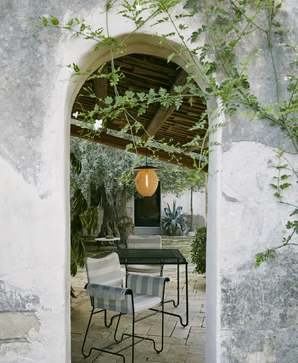 Table à manger de jardin noire 90x90 cm Tropique - Gubi