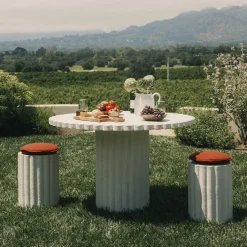 Table à manger de jardin ronde en béton blanc antique 116,8 Daisy - Business & Pleasure