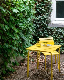Table à manger d'extérieur carrée en métal jaune 70x70x75cm - valerie_objects
