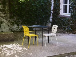 Table à manger d'extérieur carrée en métal noir 70x70x75cm - valerie_objects