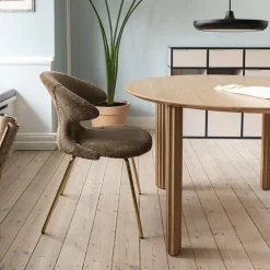 Table à manger en chêne foncé Comfort Circle - UMAGE