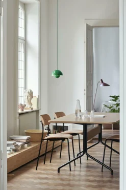 Table à manger en chêne noir et métal noir 250x110 cm Pavilion AV24 - &tradition